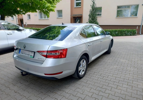 Skoda Superb cena 64000 przebieg: 186000, rok produkcji 2016 z Warszawa małe 106